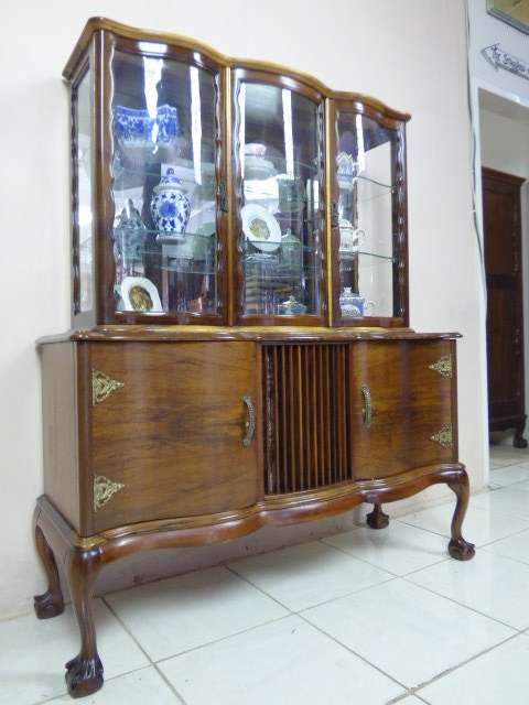 AN EXQUISITE ANTIQUE CURVED BALL & CLAW SHOWCASE w TWO GLASS SHELVES, BEAUTIFUL IN YOUR HOME/OFFICE!
