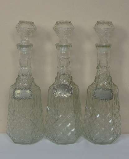 THREE STUNNING 750ml GLASS DECANTERS WITH STOPPERS AND "WHISKY, GIN AND BRANDY" LABELS bid/decanter