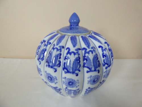 AN EXQUISITE LARGE "BLUE AND WHITE" ORIENTAL PORCELAIN LIDDED JAR. FANTASTIC PIECE TO DISPLAY!!!