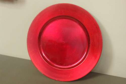 A GORGEOUS SET OF 7x RED LACQUERED CHARGERS - PERFECT FOR A VIBRANT DINNER TABLE SETTING bid/charger
