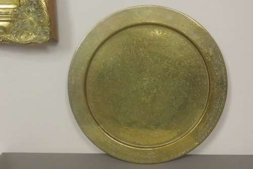 AN EXQUISITE LARGE ROUND "HAND HAMMERED" SOLID BRASS PLATTER WITH WONDERFUL DETAILING