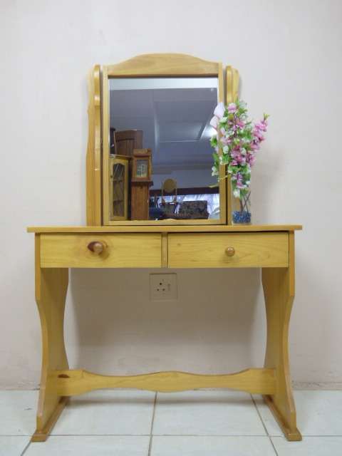 A BEAUTIFUL STYLISH OREGON LADIES DRESSING TABLE WITH A LARGE MIRROR & 2 DRAWERS. FABULOUS!!!