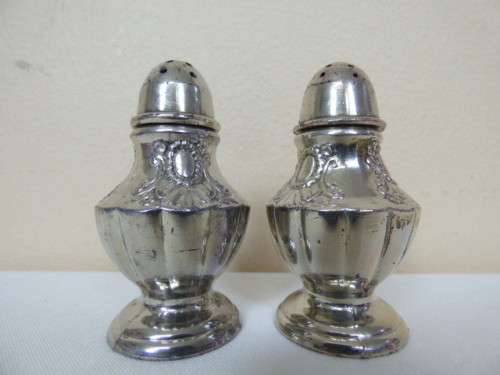 A HIGHLY COLLECTIBLE VINTAGE 'MADE IN OCCUPIED JAPAN' SALT & PEPPER SET. AWESOME IN YOUR COLLECTION!