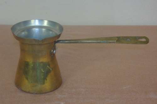 A STUNNING VINTAGE BRASS PLATED TRADITIONAL "TURKISH" COFFEE POURER WITH A HANDLE