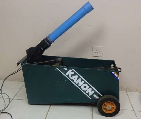 A STUNNING SOUTH AFRICAN MADE "KANON" TENNIS BALL MACHINE (CANNON) IN COMPLETE WORKING CONDITION