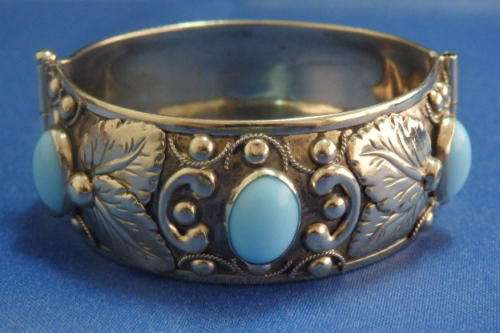 A GORGEOUS BROAD SILVER METAL LADIES BRACELET WITH BEAUTIFUL PALE BLUE STONES AND AMAZING DETAILING