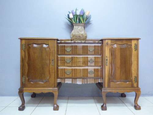 A BEAUTIFUL VINTAGE IMBUIA BALL & CLAW SIDE SERVER WITH 3 DRAWERS, 2 CUPBOARDS & BRASS HANDLES!!