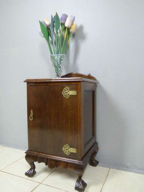 A STUNNING VINTAGE BALL & CLAW SIDE-TABLE PEDESTAL IN FANTASTIC CONDITION!!!