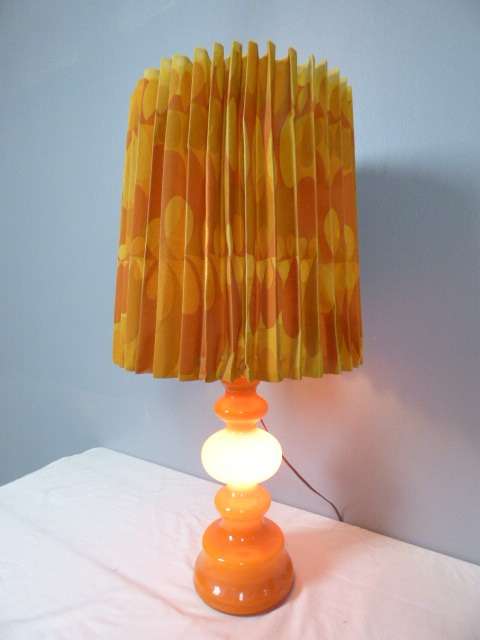 A STUNNING 1970s RETRO STYLE TABLE-LAMP WITH A FABULOUS PLEATED SHADE. FANTASTIC IN ALL LIVING AREAS