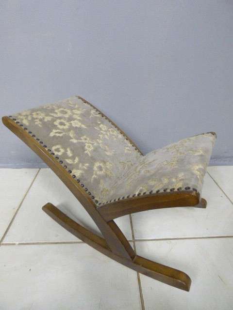 AN EXQUISITE VINTAGE ROCKING FOOTSTOOL IN EXCELLENT CONDITION FOR THE AGE! AWESOME!