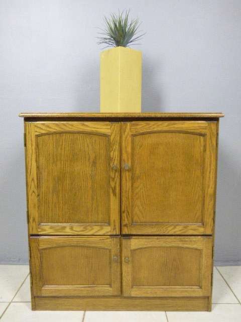 WOW!!! A STUNNING OAK TV, DRINKS/ALL PURPOSE CABINET WITH A CUPBOARD.STUNNING IN A TV LOUNGE!!