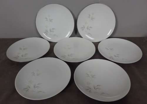 A STUNNING SET OF SEVEN NORITAKE OF JAPAN BONE CHINA STARTER PLATES IN THE AWESOME ROWENA PATTERN
