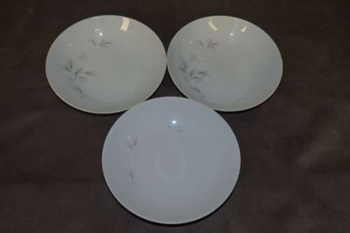 A FABULOUS SET OF THREE NORITAKE OF JAPAN BONE CHINA DESSERT BOWLS IN THE AWESOME ROWENA PATTERN