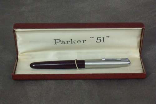 AN AWESOME VINTAGE (c1950's) BURGUNDY PARKER 51 FOUNTAIN PEN WITH A FIXED REFILL & STEEL CAP
