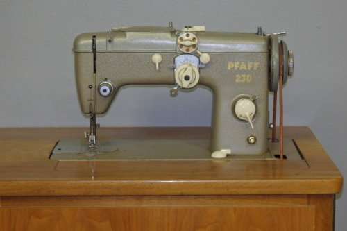 AN AMAZING VINTAGE GERMAN MADE PFAFF 230 SEWING MACHINE IN A STUNNING WOODEN CABINET