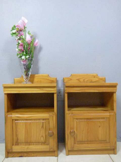 A BEAUTIFUL, STYLISH MATCHING PAIR OF BEDSIDE PEDESTALS w A CUPBOARD!Bid/ped
