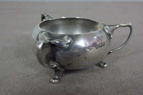 AN EXQUISITE ANTIQUE (1911) HALLMARKED STERLING SILVER MUSTARD POT WITH WONDERFUL ORNATE LEGS