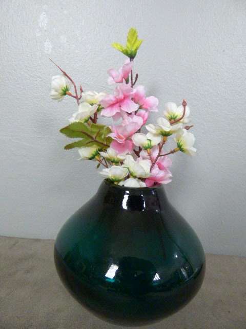 A FABULOUS VINTAGE ITALIAN MADE DEEP GREEN MURANO GLASS VASE. STUNNING ON DISPLAY!!!