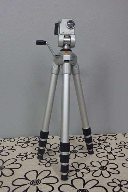 A FANTASTIC JAPANESE MADE DAIWA HI-ACE 400 CAMERA TRIPOD WITH ADJUSTABLE LEGS