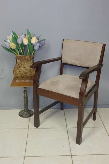 A BEAUTIFUL VINTAGE SOLID TEAK OCCASIONAL CHAIR WITH A STUNNING SAND COLOUR SUEDE FEEL UPHOLSTERY