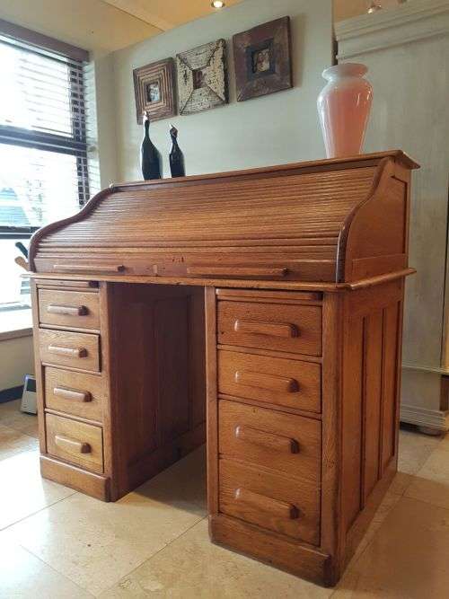 AN EXCEPTIONAL ANTIQUE (100years) SOLID OAK ROLL TOP DESK WITH 8 DRAWERS & PIGEON HOLES. INCREDIBLE!