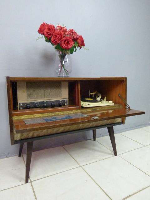 A STUNNING VINTAGE RETRO (EARLY 70s) BLAUPUNKT CABINET w TURNTABLE AND MUSIK ULTRA HI FI BASS/TEBLE
