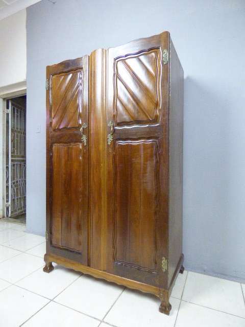 AN EXQUISITELY ELEGANT IMBUIA VINTAGE BALL & CLAW WARDROBE c/w THREE WINDOW DRAWERS. FANTASTIC!