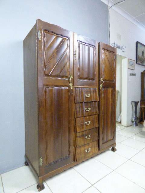 A BEAUTIFUL, CLASSY VINTAGE IMBUIA 2 DOOR WARDROBE c/w 5 DRAWERS, GREAT AS EXTRA PACKING SPACE!!
