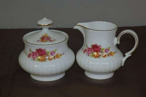 A STUNNING VINTAGE GERMAN "MITTERTEICH BAVARIA" PORCELAIN MILK JUG AND SUGAR BOWL SET