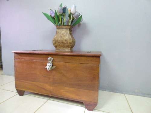 A SPECTACULAR LARGE TEAK WOOD KIST w A STORAGE TRAY!! FABULOUS FOR EXTRA STORAGE!!!