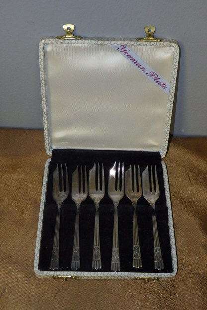 A FANTASTIC AND RARE BOXED ENGLISH MADE "YEOMAN" SILVER PLATED CAKE FORK SET