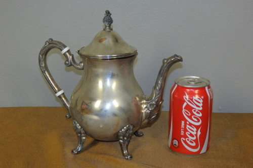 AN EXQUISITE VINTAGE "FOOTED" 6-CUP SILVER PLATED TEAPOT WITH BEAUTIFUL ORNATE DETAILING