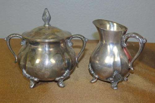 AN INCREDIBLE VINTAGE VINERS INTERNATIONAL SILVER PLATED "TEA-FOR-TWO" MILK JUG & SUGAR BOWL SET