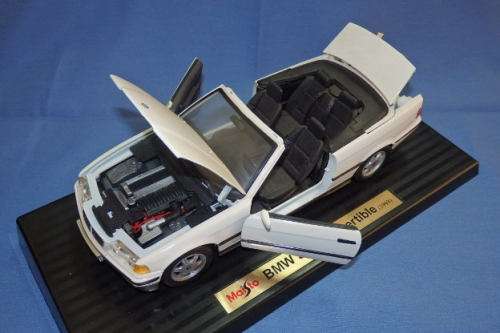 A GORGEOUS (BOXED) MAISTO 1:18 SCALE WHITE 1993 BMW 325i CONVERTIBLE DIE CAST MODEL CAR