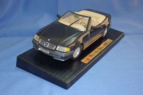 AN AWESOME (BOXED) BBURAGO 1:18 SCALE BLACK 1989 MERCEDES-BENZ 500SL DIE CAST MODEL CAR