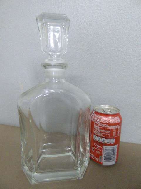 A BEAUTIFUL 750ML GLASS DECANTER. ABSOLUTELY FABULOUS IN A DRINKS CABINET, OR ON A TRAY!!!