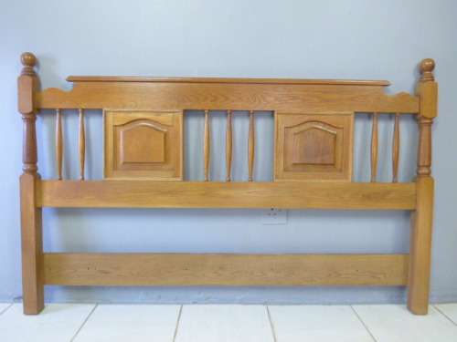 AN EXQUISITE SOLID OAK QUEEN SIZE HEADBOARD. IN FANTASTIC CONDITION!! FABULOUS!!