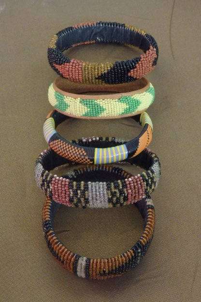 AN AWESOME COLLECTION OF 5x FASHION LADIES BANGLES INCLUDING AFRICAN BEADED BANGLES bid/bangle