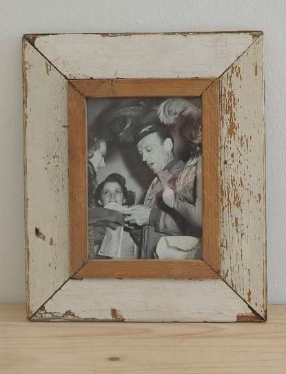A FABULOUS AGE TECHNIQUED PICTURE FRAME WITH A BLACK AND WHITE PHOTO PRINT - STUNNING!!!