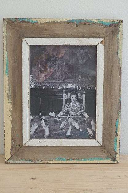 A STUNNING AGE TECHNIQUED PICTURE FRAME WITH A BLACK AND WHITE PHOTO PRINT - GORGEOUS!!!