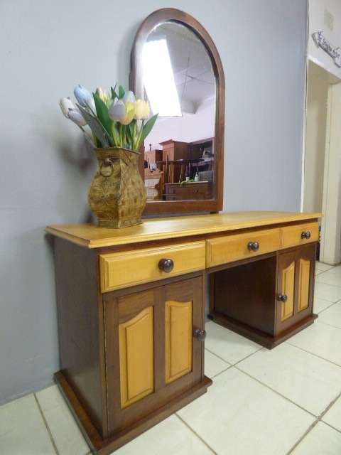 AN EXQUISITE DETAILED SOLID YELLOW WOOD & IMBUIA DRESSING TABLE w 3 DRAWERS, 2 CUPBOARDS & MIRROR.