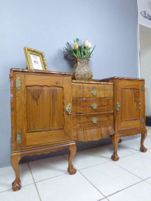 A BEAUTIFUL VINTAGE TEAK BALL & CLAW SIDE SERVER WITH 3 DRAWERS, 2 CUPBOARDS & BRASS HANDLES!!