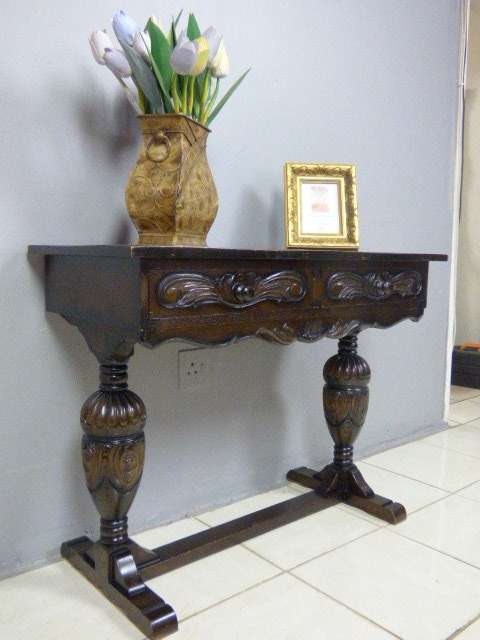 A STUNNING VINTAGE SOLID OAK OCCASIONAL/DISPLAY TABLE WITH GORGEOUS CARVED LEGS AND TWO DRAWERS!!