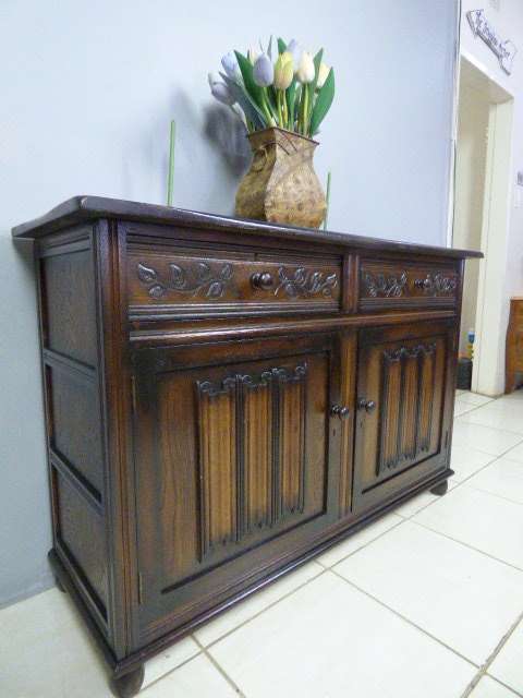 AN EXQUISITE VINTAGE OAK SIDE SERVER WITH 2 DRAWERS & CUPBOARDS. FABULOUS CARVED DETAIL!!!!