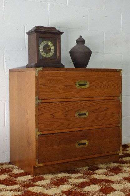 A STUNNING "BERNHARDT'S" AMERICAN OAK CHEST OF DRAWERS WITH BRASS HANDLES AND EMBELLISHMENTS