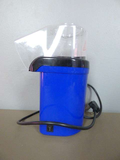 A VERY HANDY SAFEWAY ELECTRIC POPCORN MAKER. IDEAL IN THE KITCHEN, NO MESS, NO FUSS!!