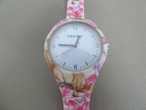 A DELIGHTFUL AND VERY PRETTY "HONEY" LADIES WATCH. IN WORKING CONDITION!! RS17
