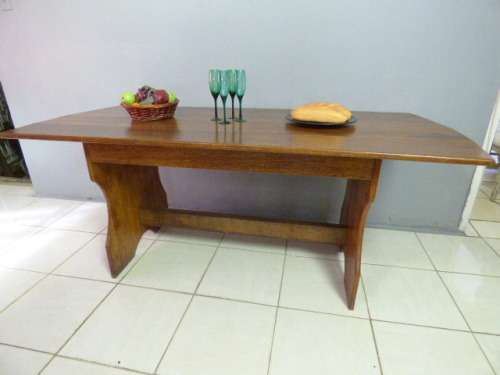 A FANTASTIC AND VERY STURDY SOLID TEAK 6-SEATER TABLE IN STUNNING CONDITION. PERFECT ON THE PATIO!!!
