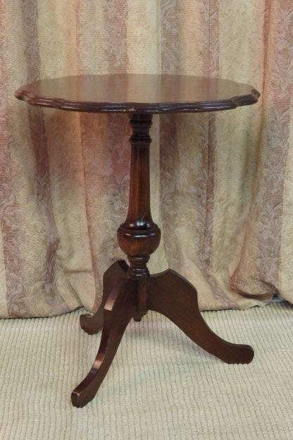 A MAGNIFICENT (TALL) ANTIQUE MAHOGANY OCCASIONAL TABLE WITH AWESOME INLAY DETAILING