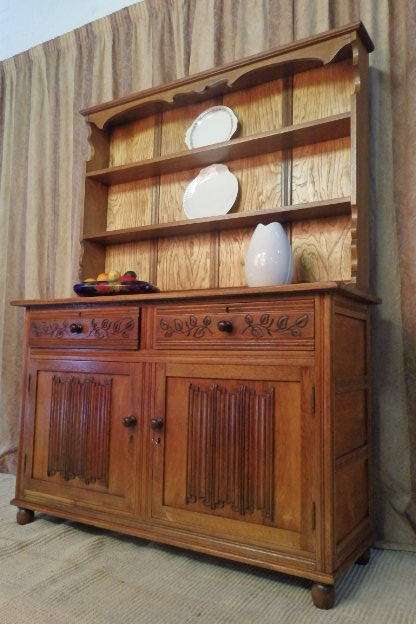 A GORGEOUS SOLID OAK SIDE SERVER, IN FABULOUS CONDITION! AWESOME IN ANY DINING AREA!!